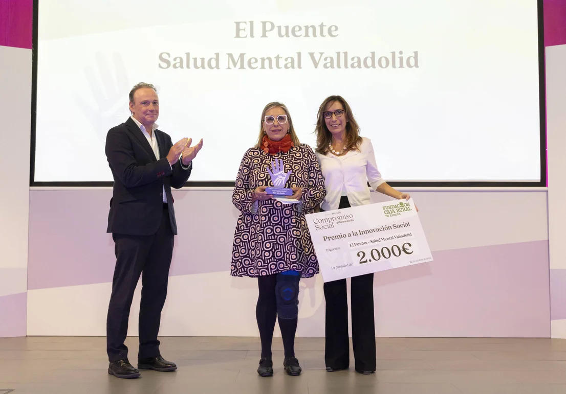 Nuria Pino entregando uno de los cheques por 2.000 euros a una de las empresas ganadoras.